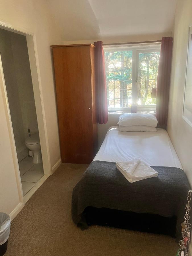 The Admirals Inn Guest House Μπράκνελ Εξωτερικό φωτογραφία